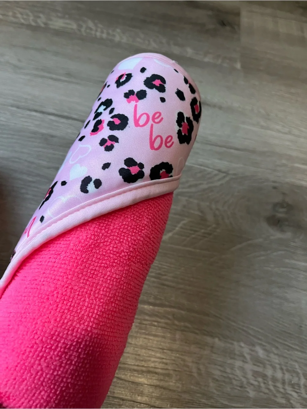 bebe Two-Pack Hooded Towels in Hot Pink & Light Pink Leopard